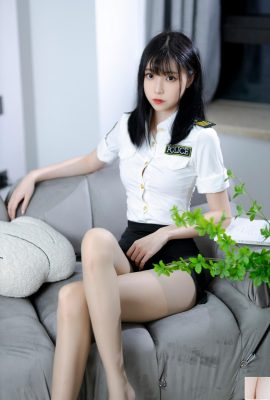 Xu Lan ၏ LAN “ White Uniform”  ၏ ဆွဲဆောင်မှုရှိသော ခြေတံရှည်များသည် သူမကို ပိုပိုပြီး စိတ်တိုစေသည် (40P)