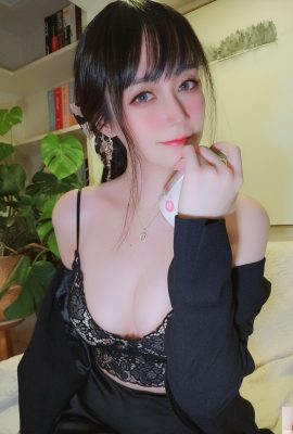 Baiyin 81 “ Black Suit”  သည် အဝတ်အစားများကို ချွတ်ကာ သတ်ပစ်ရန် လုံလောက်သော ရဲရင့်ပြီး ကြီးမားသော ရင်သားကြီးကို မြင်လိုက်ရသဖြင့် ထိတ်လန့်သွားသည် (70P