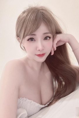 လှပသောရင်သားနှင့် နူးညံ့သောချစ်သူ “ Zhang Xiaorou”  သည် ဖြူဖွေးနူးညံ့ကာ သူမ၏မျက်လုံးများတွင် ပေါက်ကွဲတော့မည့် နက်နဲသောအပေါက်များ ပြည့်နှက်နေသည် (10P)