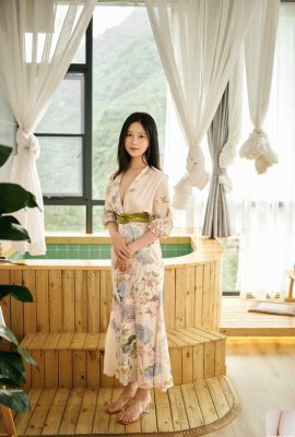 လှပသော ရင်သားနှင့် ဂျပန်အဝတ်အစားများဖြင့် လှပသော အမျိုးသမီး