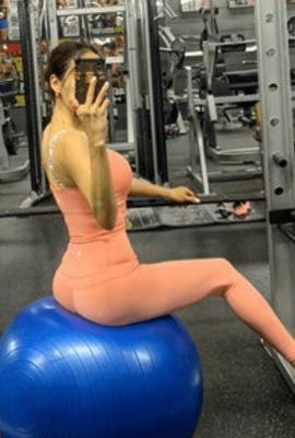 Gym တွင် လှပသော ခန္ဓာကိုယ်ဖြင့် ပူနွေးသော အမေ (5P)
