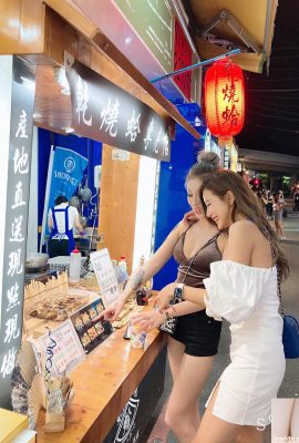 Shilin Night Market မှ ပူပြင်းသော ကိုယ်လုံးကိုယ်ထည် ကောင်မလေးများ “ Xiancaier&Lara囍”  သည် ရွှေငါးရှာရန် ကွေးညွတ်ပြီး လူစု၏ အာရုံကို ဆွဲဆောင်ခဲ့သည်။ အလွန်ဖမ်းစားနိုင်သော “ အနိမ့်ပိုင်းအမြင်”  (20P)