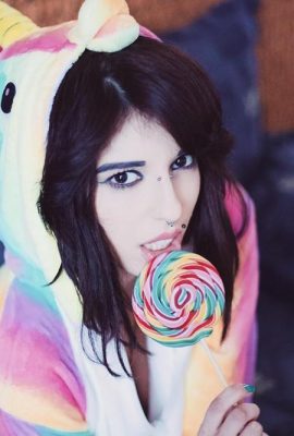 (Suicide Girls) Kikii – Unicorns နှင့် Lollipops