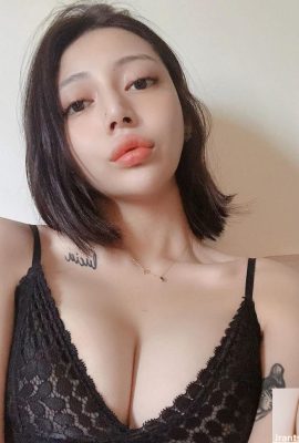 အားကြီးသောလျှပ်စစ်ဓာတ်အပြည့်ရှိသောမျက်လုံးတစ်စုံ၊ အရပ်ရှည်သောနှာခေါင်းနှင့် ပူနွေးသောနှုတ်ခမ်းနီတို့က အလွန် sexy ကျသောလေထုကိုပြသနေသည်~ Elaine Ling (16P)
