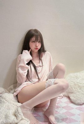 Sexy Girl “ Zhao Rabbit”  သည် အလွန်အရသာရှိစွာ ပြုံးနေပြီး သူမ၏ ပြီးပြည့်စုံသော ကောက်ကြောင်းများကို ပြသနေသည် (10P)