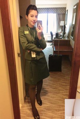 Stewardess Amber Ku (16P) သည် “ Evergreen Suitang”  ၏ ပင်ကိုယ်စိတ်ထားရှိသော ဘဏ္ဍာစိုးဝတ်စုံဖြင့်ပင် ဖုံးကွယ်၍မရနိုင်သော ရုပ်ရည်ကောင်းတစ်ခုရှိသည်။