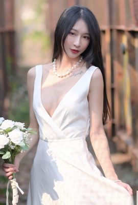 ချစ်စရာကောင်းသော မိန်းကလေး (Sunny) ၏ ဖြူဖွေးနူးညံ့သော ရင်သားများကို ထုတ်ဖော်ပြသထားပြီး စိတ်ကူးစိတ်သန်းများကို နှိုးဆွပေးသည် (18P)