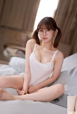 ဦး Miyu: သူမမိဘများ၏အိမ်သို့ပြန်ရောက်သည့်အခါသူသည်သူမ၏လွင်ပြင်တွင်အတန်းဖော်ဟောင်းနှင့်တွေ့ဆုံခဲ့သည်။ သူမ၏ကြီးမားသော, မမြင်ရသောရင်သားများသည်အလွန်ဆိုးရှားသည်။ (27)