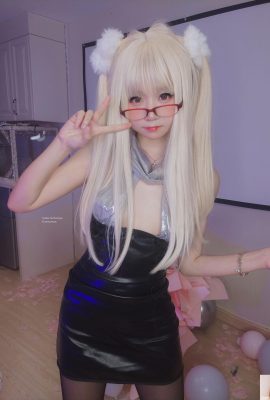 ချစ်စရာမိန်းကလေး Coser Shake Yoyo – Black Stockings (115p)