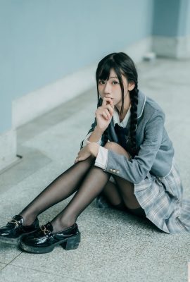 “ အာလူးကိတ်မုန့်”  လှပသောပုံကိုခြေထောက်များနှင့်ရင်ဘတ်နှင့်ဖုံးအုပ်။ မရပါ (23 နာရီ)