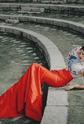 “ Lasido”  သူမကိုသူမသူမကိုသူမ၏မူလချစ်ခြင်းမေတ္တာခံစားခဲ့ရသည့်ခံစားချက်များကိုပြန်လည်ရရှိခဲ့သကဲ့သို့ကြည့်ခြင်းအားဖြင့်သူမကိုကြည့်ခြင်း