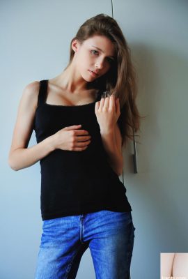 Brunette Teen Mila Azul ကသူမရဲ့အလွန်ကောင်းမွန်တဲ့ကြီးမားတဲ့ tits တွေကိုဖော်ထုတ်ပြီးဝတ်လစ်စလစ် (20p)