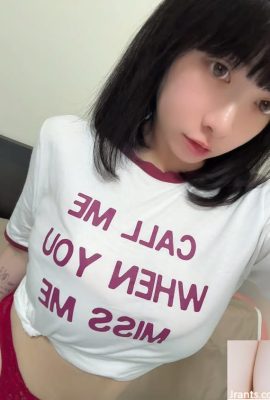 လှပသောမိန်းကလေး “ Petidi”  သည်သူမ၏လှပသောခန္ဓာကိုယ်ခါးဆစ်ကိုပြသပြီးမျက်စိဖြင့်ဖမ်းမိသောသွေးဆောင်မှုကိုဆွဲဆောင်သည် (10p)