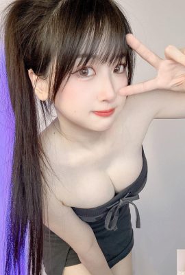 ပွင့်လင်းသောနတ်သမီးပုံပြင် “ Vivi”  သည်သူမ၏ရင်သားကိုကျော်လွှားနိုင်ခဲ့ပြီးအလွန်ပုပ်နေသည်။