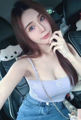 ပူ Micicurist “ Molly”  သည်သူမ၏အဖြူနှင့်တင်ဒါပုံကိုပြသည်။ ပုံတစ်ပုံလုံးသည်စူပါသွေးဆောင်မှု (10p)