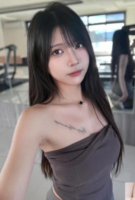 “ Hitomi Kimi”  သည်သူမ၏ချိုသောအသွင်အပြင်အောက်တွင်အဆုံးမဲ့သွေးဆောင်မှုကိုဖုံးကွယ်ထားသည် (10p)