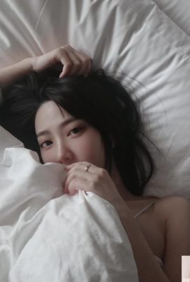 “ Fifi Feifii”  သည်နက်ရှိုင်းသော groove သွေးဆောင်မှုနှင့်လှပသောကိန်းဂဏန်းများကိုဖော်ထုတ်သည် (10p)