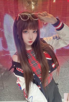 “ Alpha Afa”  သည်ချစ်စရာကောင်းသည့်မျက်နှာ, နက်ရှိုင်းသောမျက်လုံးများရှိပြီးသူမ၏ပူသည်ကောင်းကင်သို့ရောက်ရှိသည် (10p)