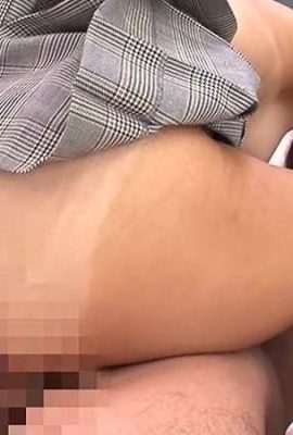 ယူနီဖောင်းဝတ်ထားတဲ့မိန်းကလေးတွေကယူနီဖောင်းတွေမှာငိုနေတဲ့မိန်းကလေးတွေကိုအတင်းအဓမ္မစေခိုင်းတယ်,