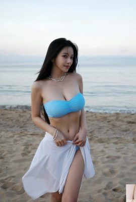 မျက်လုံးကြီးများရှိသောလှပသောမိန်းကလေးသည်သူမ၏ရင်ဘတ်ပေါ်တွင်နက်ရှိုင်းသော groove များရှိပြီးသူမ၏ရင်သားများသည်အလွန်ကြီးမားသည် (10p)