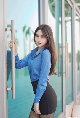 Pert တင်းပါးနှင့်အနက်ရောင်ခြေအိတ်များနှင့်အတူရှည်လျားဆံပင်အလှအပ