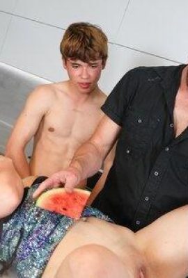 သူမ၏ခင်ပွန်းကိုအစေခံရန်အကောင်းဆုံးသူငယ်ချင်းနှစ်ယောက်ကိုယူနိုင်သောအမျိုးသမီးတစ် ဦး သည်အလွန်ကြီးမြတ်သည် (15p)