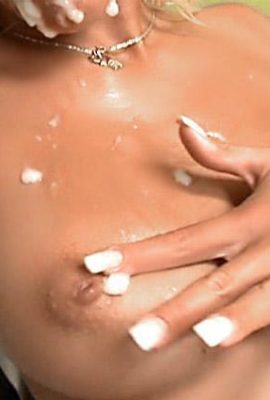 သူ၏စအိုကိုလျက်နေသော nigger မှစတင်သောရန်ပွဲတစ်ခု (15P)